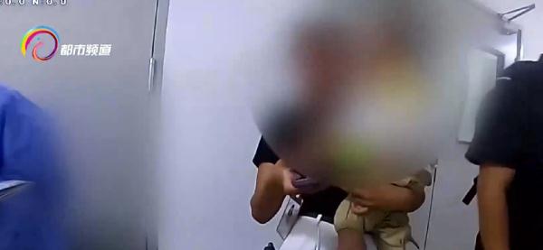 “有点缺氧了！”六人被困医院电梯，民警消防紧急救援