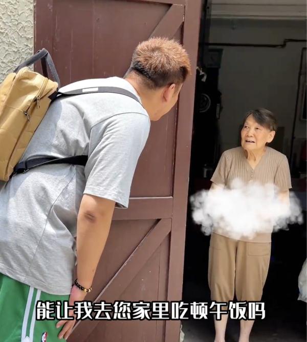 陌生男子想上门吃饭，拒绝的是小气还是有边界感？网友吵翻