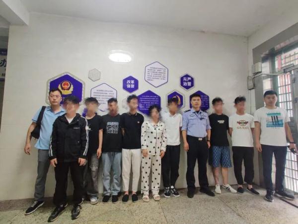 小偷：“警察，我们被人抢了！”