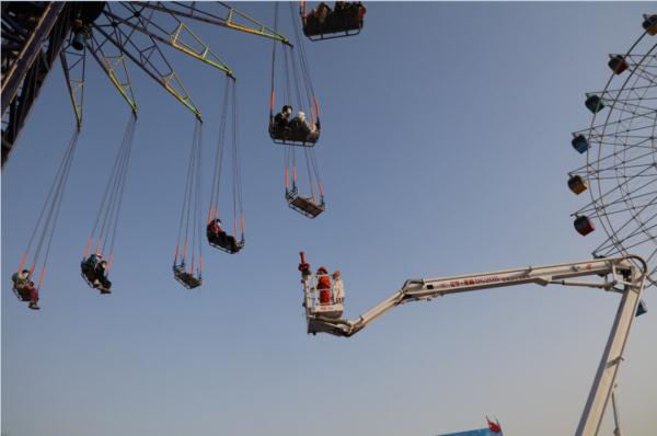 至少1死9伤！瑞典一知名游乐园车厢脱轨