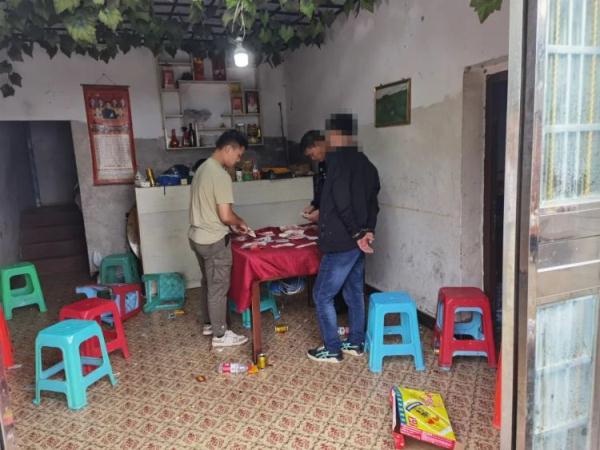 无人机发现一野外赌博窝点！10余名男女被抓