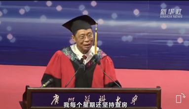 与学生合照时意外被亲！钟南山巧妙化解→