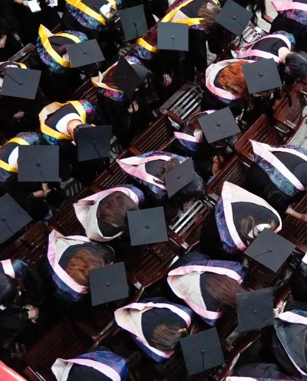 厦大全体毕业生三次鞠躬致谢！校长：不要只做知识的搬运工