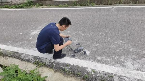 无人机发现一野外赌博窝点！10余名男女被抓