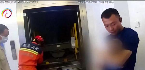 “有点缺氧了！”六人被困医院电梯，民警消防紧急救援