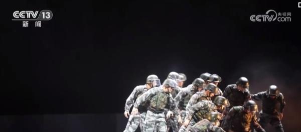 舞剧《没有硝烟的战场》上演 致敬排雷英雄杜富国 舞剧《没有硝烟的战场》上演 致敬排雷英雄杜富国