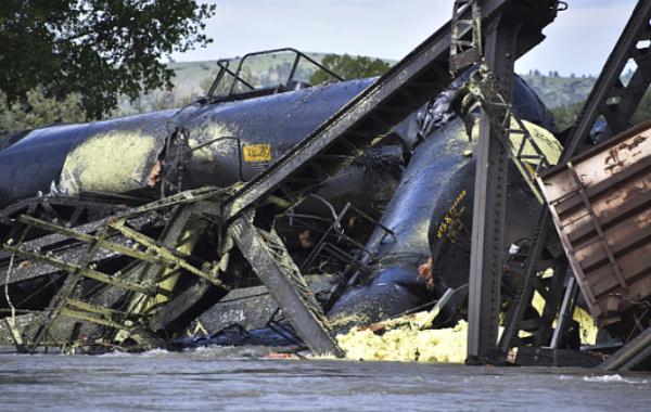 美国又一“毒火车”脱轨并泄漏化学品 议员要求联邦政府公开污染信息 美国又一“毒火车”脱轨并泄漏化学品 议员要求联邦政府公开污染信息