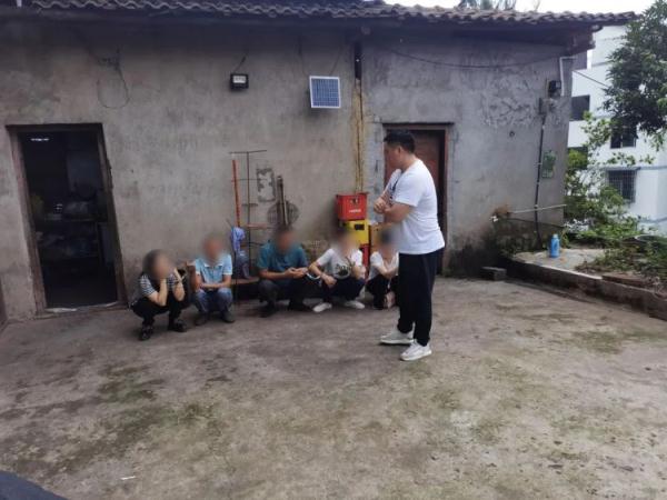 无人机发现一野外赌博窝点！10余名男女被抓