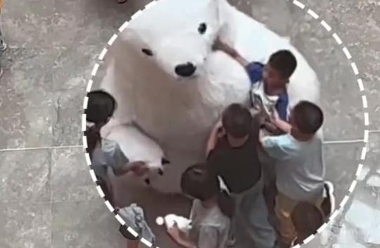 人偶被熊孩子扇脸踢踹后生气踢倒男孩,是否属于正当防卫? 人偶被熊孩子扇脸踢踹后生气踢倒男孩,是否属于正当防卫?