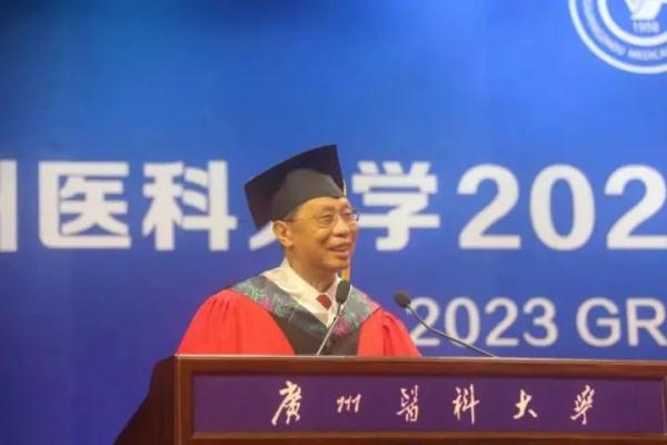 与学生合照时意外被亲！钟南山巧妙化解→