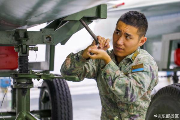 东部战区空军某场站组织常态化弹药检修 保障战机随时能战