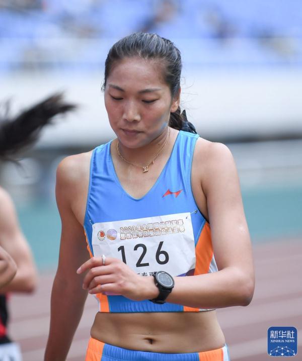 田径全国冠军赛王春雨夺得女子1500米冠军