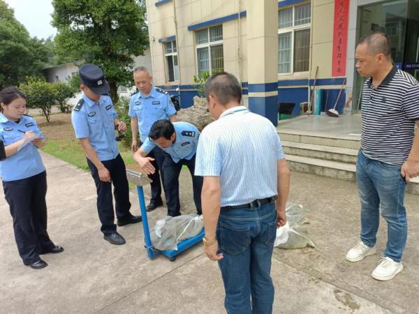 载野生王锦蛇“跑路”？贩卖野生动物后果很严重！