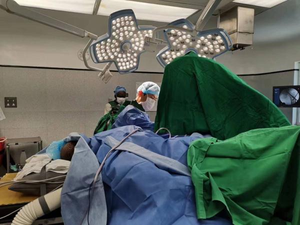 “中国医疗队总是奋斗在一线”