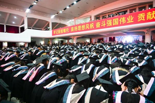 厦大全体毕业生三次鞠躬致谢！校长：不要只做知识的搬运工