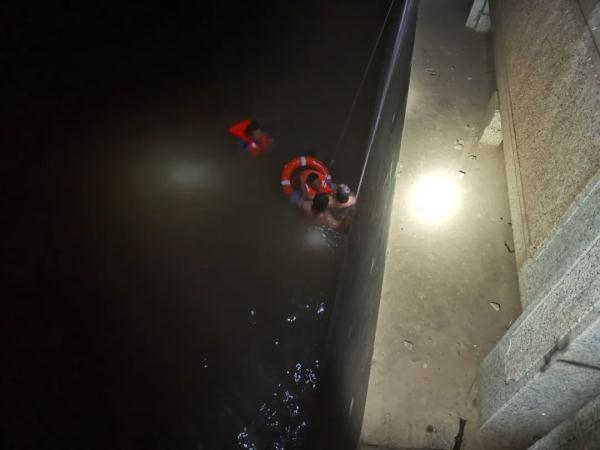 闸口急流,细渔网连着两条生命! 闸口急流,细渔网连着两条生命!