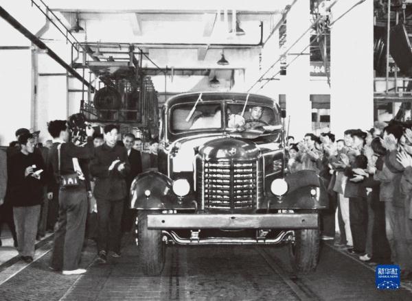 70年7代车——从解放卡车“七世同堂”巡游回望“车轮滚滚”旧时光