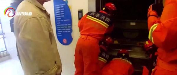“有点缺氧了！”六人被困医院电梯，民警消防紧急救援