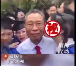 与学生合照时意外被亲！钟南山巧妙化解→