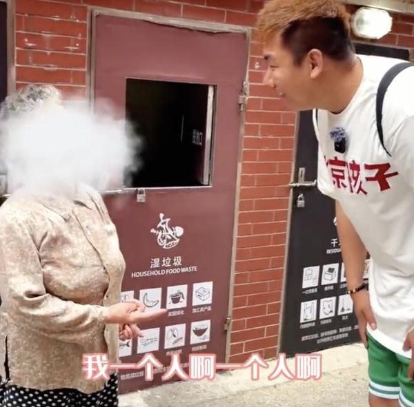 陌生男子想上门吃饭，拒绝的是小气还是有边界感？网友吵翻