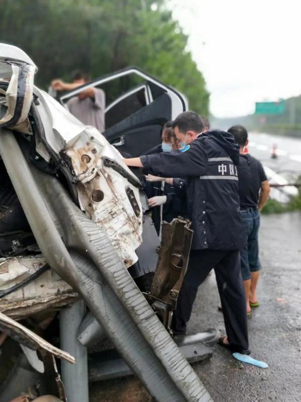送患者去外地，回程路上他们又救了个人