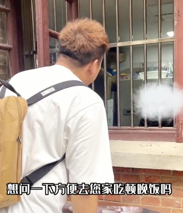 陌生男子想上门吃饭，拒绝的是小气还是有边界感？网友吵翻
