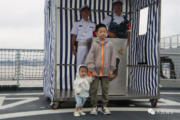 西非港口三亚舰上,中国海军老兵一席话让人泪奔 西非港口三亚舰上,中国海军老兵一席话让人泪奔