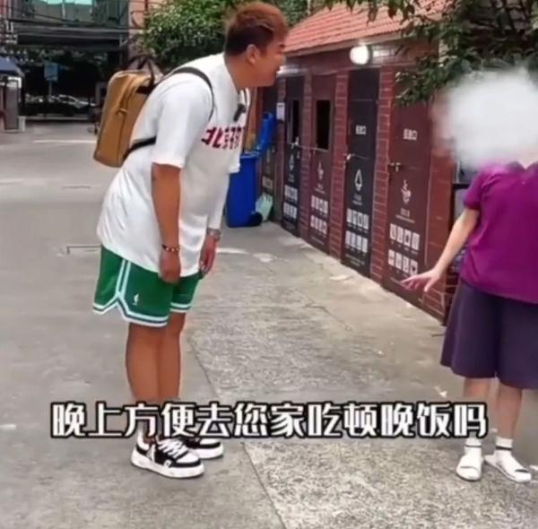 陌生男子想上门吃饭，拒绝的是小气还是有边界感？网友吵翻