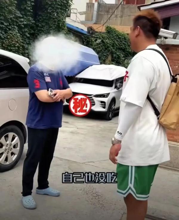 陌生男子想上门吃饭，拒绝的是小气还是有边界感？网友吵翻