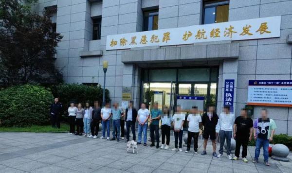 无人机发现一野外赌博窝点！10余名男女被抓