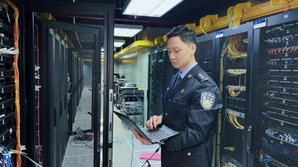 十年前他是植物学“学霸”,十年后他是网警“尖兵”! 十年前他是植物学“学霸”,十年后他是网警“尖兵”!