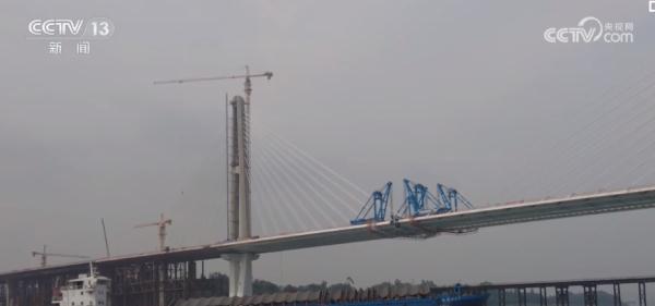 世界在建最大公轨两用三塔斜拉桥合龙
