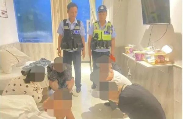 小偷：“警察，我们被人抢了！”