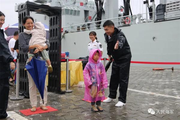 西非港口三亚舰上,中国海军老兵一席话让人泪奔 西非港口三亚舰上,中国海军老兵一席话让人泪奔