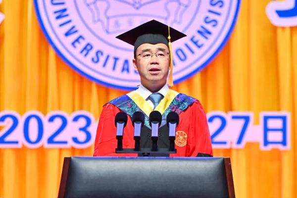 厦大全体毕业生三次鞠躬致谢！校长：不要只做知识的搬运工