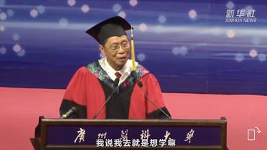 与学生合照时意外被亲！钟南山巧妙化解→