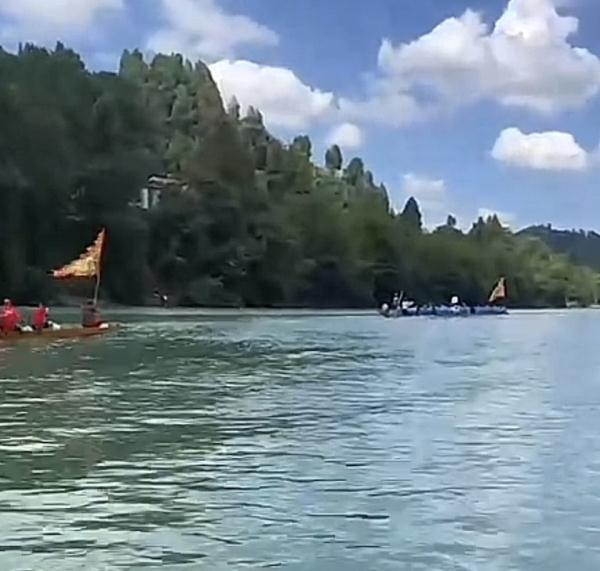 “逆水行舟”龙舟队回村，村民放炮欢迎，有人来不及回村就返工