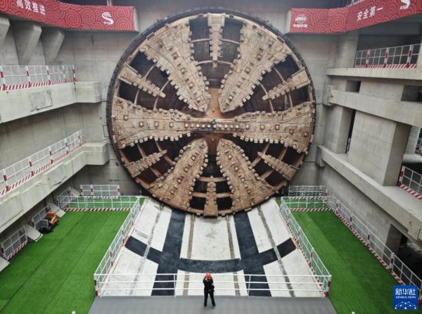 国产最大直径盾构机出洞