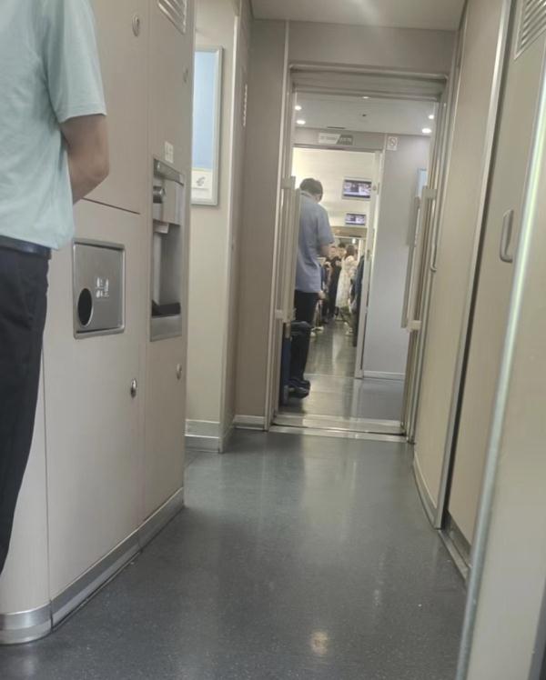 “逆水行舟”龙舟队回村，村民放炮欢迎，有人来不及回村就返工