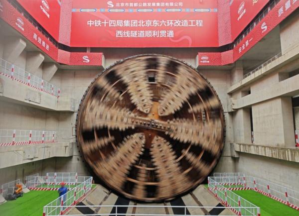 国产最大直径盾构机出洞