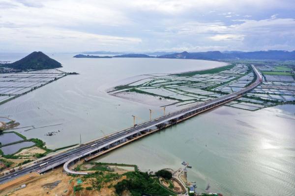 长沙湾跨海特大桥首个主墩完工 长沙湾跨海特大桥首个主墩完工