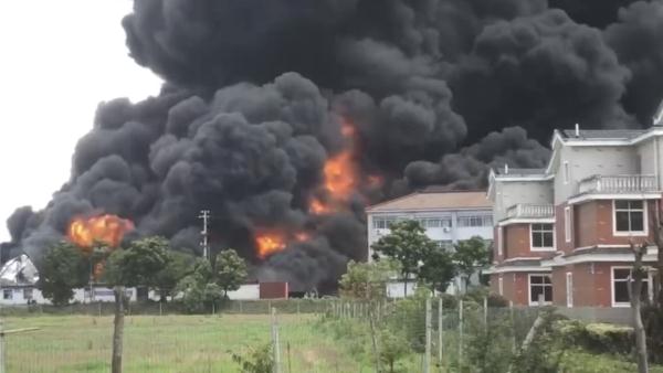 突发!一公司起火浓烟滚滚,直击现场→ 突发!一公司起火浓烟滚滚,直击现场→