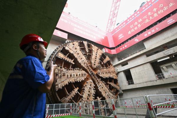 国产最大直径盾构机出洞