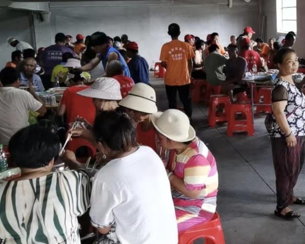 “逆水行舟”龙舟队回村，村民放炮欢迎，有人来不及回村就返工