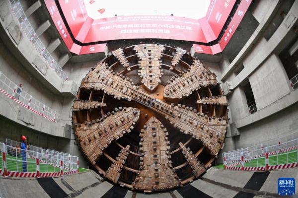 国产最大直径盾构机出洞