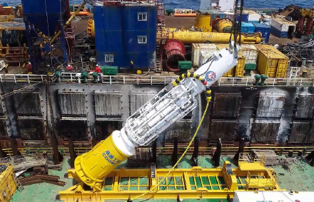 我国首台超深水打桩锤海试成功