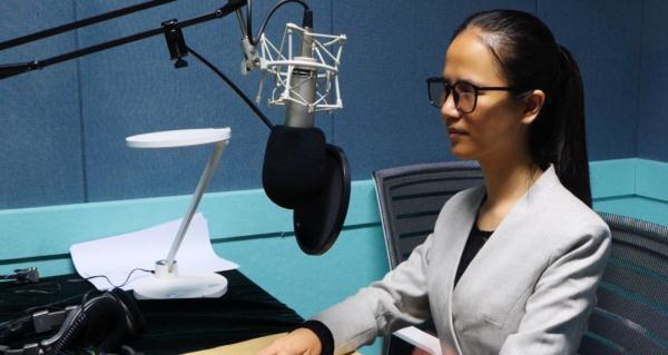 这位中传毕业生被搀扶上台发言，同学们起立鼓掌