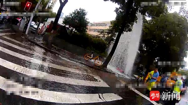 垃圾车转弯撞断消防栓,水柱似喷泉高达两层楼 垃圾车转弯撞断消防栓,水柱似喷泉高达两层楼