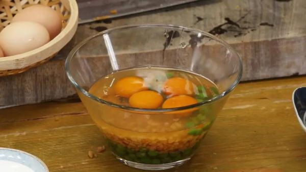 鸡蛋这样做超级入味，大人小孩抢着吃！