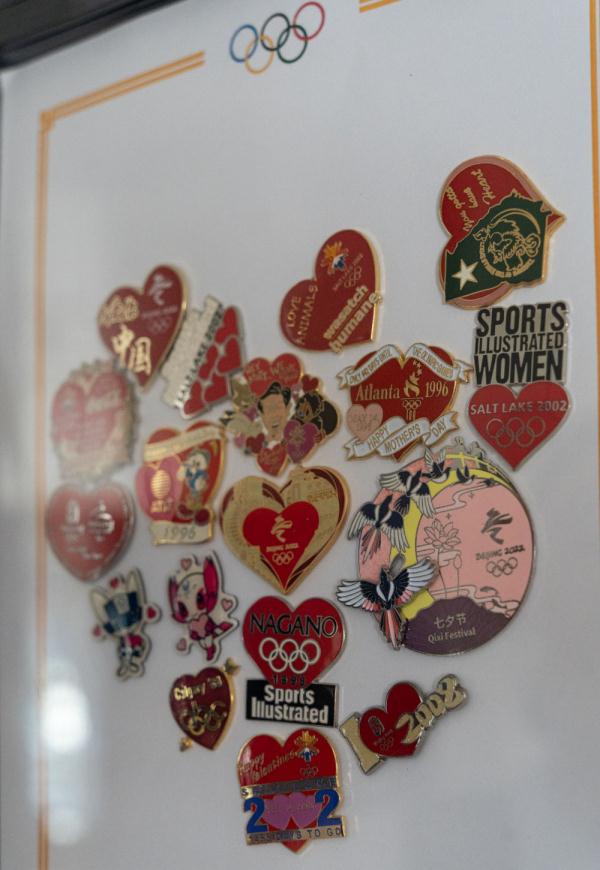 北京冬奥会徽章展亮相奥林匹克收藏博览会